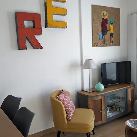 Prázdninový dům Cozy Renovated House With South-facing Patio And Parking *