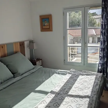 Cozy Renovated House With South-facing Patio And Parking