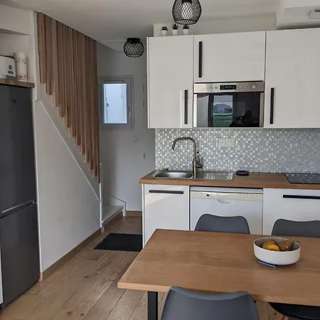 Prázdninový dům Cozy Renovated House With South-facing Patio And Parking *